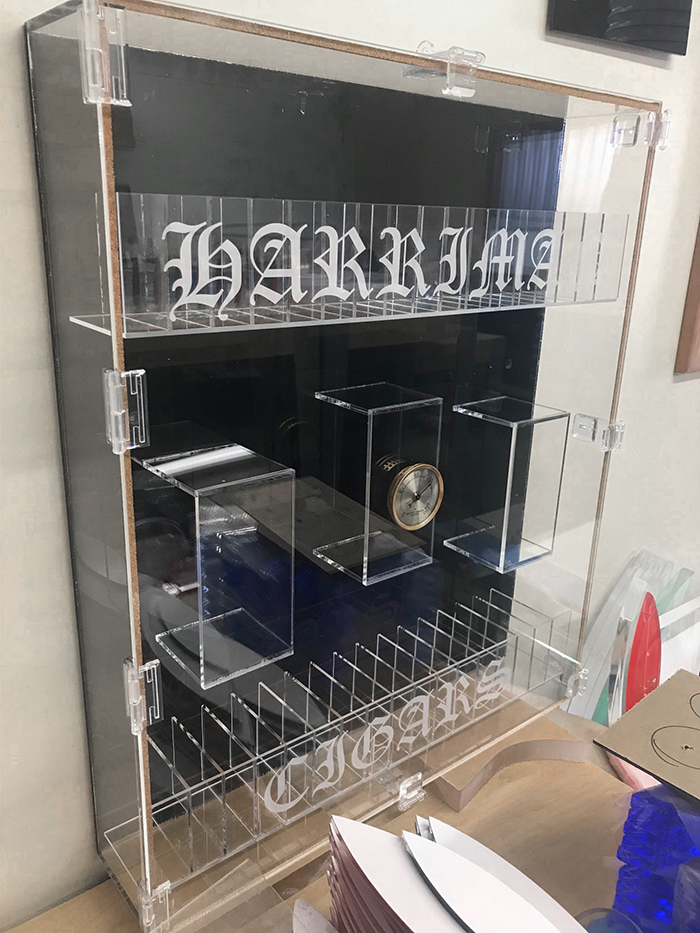 Acrylic humidor for the wall